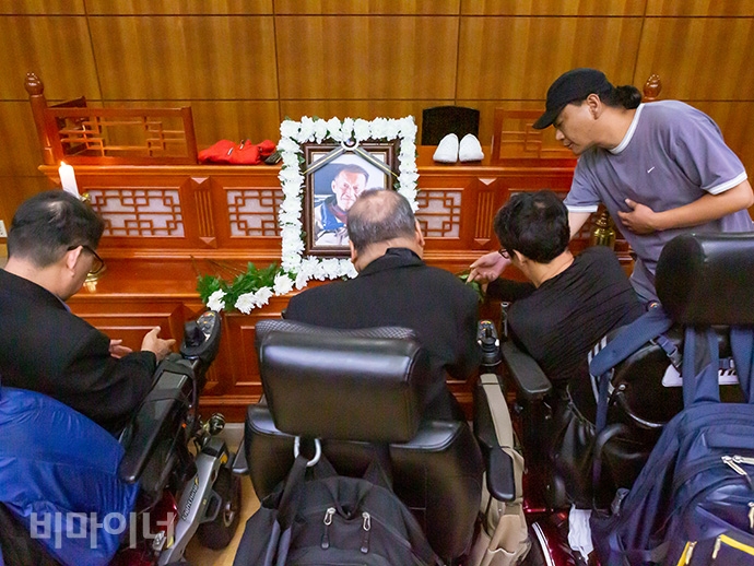 추모제가 끝난 후, 사람들이 고 황정용 씨 영정에 헌화하고 있다. 사진 박승원 