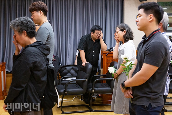 사람들이 헌화하기 위해 국화를 들고 기다리고 있다. 고인의 죽음에 사람들이 눈물을 흘리고 있다. 사진 박승원 