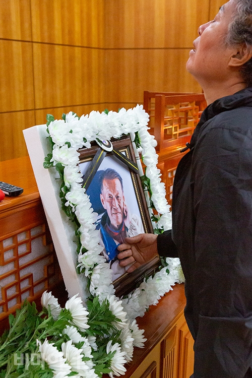 한 사람이 고인의 영정을 어루만지고 있다. 사진 박승원 