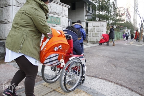 장애학생이 초등학교를 등교하고 있는 모습. 비마이너 자료사진.