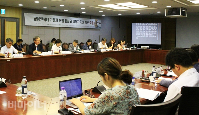 22일 국회의원회관 제2세미나실에서 열린 ‘장애인학대 가해자 처벌 강화와 피해자 지원 방안 토론회’에서 토론을 하는 모습. 사진 허현덕