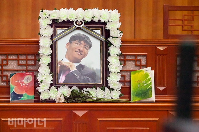 탈시설자립생활운동가 고 박정혁 씨가 지난 6월 22일 대장암으로 숨졌다. 6월 23일 열린 추모제에서 그의 영정 사진 옆에 중증장애인 현장 글쓰기 모임 ‘글텍’에서 2009년, 2010년에 발간한 책이 놓여 있다. 사진 박승원 탈시설자립생활운동가 고 박정혁 씨가 지난 6월 22일 대장암으로 숨졌다. 6월 23일 열린 추모제에서 그의 영정 사진 옆에 중증장애인 현장 글쓰기 모임 ‘글텍’에서 2009년, 2010년에 발간한 책이 놓여 있다. 사진 박승원