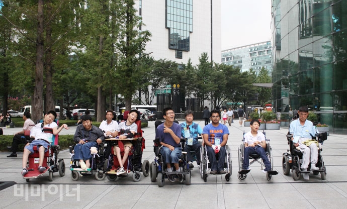 2012년 9월, 시설에 사는 장애인들과 인사동으로 이음여행을 떠났을 때 모습. 맨 앞 가운데 박정혁 씨가 있다. 이음여행은 2박 3일 동안 시설 거주 장애인과 탈시설한 장애인이 만나 자립생활에 대해 이야기하는 자리다. 2012년 9월, 시설에 사는 장애인들과 인사동으로 이음여행을 떠났을 때 모습. 맨 앞 가운데 박정혁 씨가 있다. 이음여행은 2박 3일 동안 시설 거주 장애인과 탈시설한 장애인이 만나 자립생활에 대해 이야기하는 자리다.