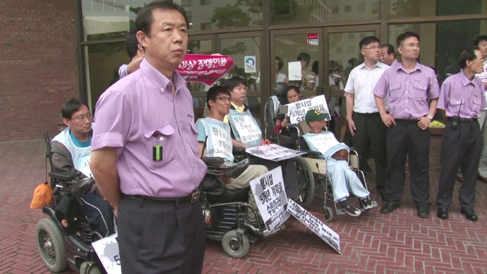 2009년 석암재단 투쟁할 당시의 박정혁 씨의 모습. 고 박종필 감독의 다큐 ‘시설 장애인의 역습’ 캡처 2009년 석암재단 투쟁할 당시의 박정혁 씨의 모습. 고 박종필 감독의 다큐 ‘시설 장애인의 역습’ 캡처