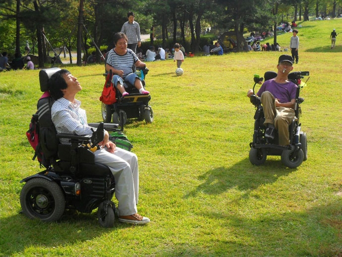 2012년 어느 봄날, 함께 나들이를 갔다. 왼쪽에서부터 김탄진, 지영, 박정혁. 사진 제공 김탄진. 2012년 어느 봄날, 함께 나들이를 갔다. 왼쪽에서부터 김탄진, 지영, 박정혁. 사진 제공 김탄진.