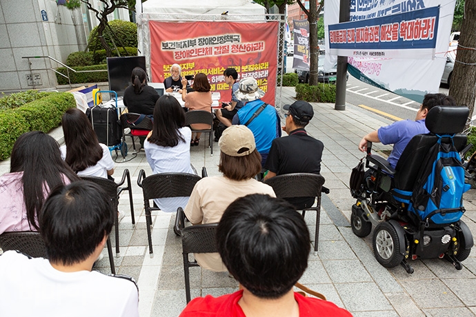 전국장애인차별철폐연대가 29일 서울 충정로 사회보장위원회 앞 천막농성장에서 ‘장애등급제 진짜 폐지를 위한 전장연 로드맵 발표 기자간담회’를 열었다. 사진 박승원