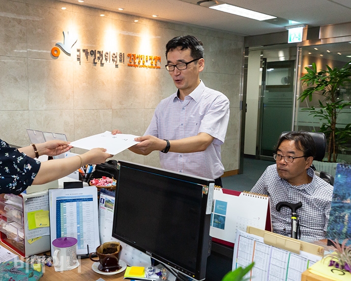 기자회견을 마친 참가자들이 진정서를 인권위에 제출하고 있다. 사진 박승원 