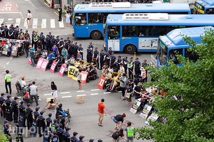 전국장애인차별철폐연대와 한국장애인자립생활센터협의회 소속 활동가 백여 명이 장애등급제 단계적 폐지 시행 한 달째인 8월 1일, 사회보장위원회 앞에서 2020년 장애등급제 ‘진짜’ 폐지 예산 쟁취를 위한 집중집회를 열었다. 사진 박승원