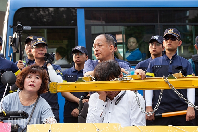 전국장애인차별철폐연대와 한국장애인자립생활센터협의회 소속 활동가 백여 명이 장애등급제 단계적 폐지 시행 한 달째인 8월 1일, 사회보장위원회 앞에서 2020년 장애등급제 ‘진짜’ 폐지 예산 쟁취를 위한 집중집회를 열었다. 사진 박승원
