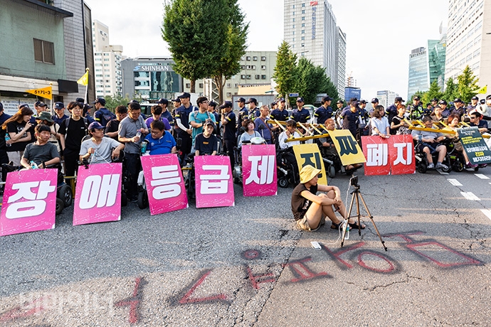 전국장애인차별철폐연대와 한국장애인자립생활센터협의회 소속 활동가 백여 명이 장애등급제 단계적 폐지 시행 한 달째인 8월 1일, 사회보장위원회 앞에서 2020년 장애등급제 ‘진짜’ 폐지 예산 쟁취를 위한 집중집회를 열었다. 사진 박승원