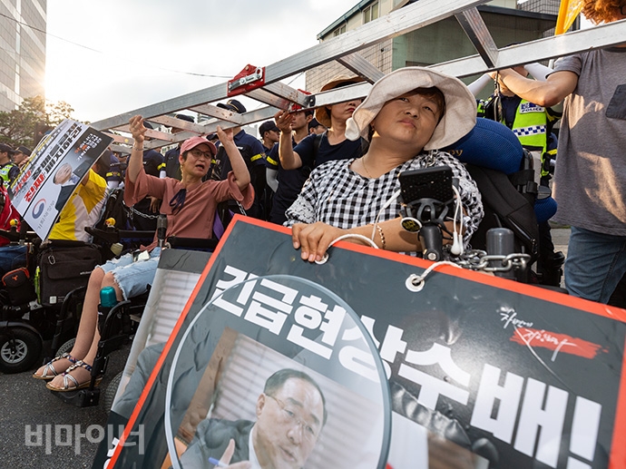 전국장애인차별철폐연대와 한국장애인자립생활센터협의회 소속 활동가 백여 명이 장애등급제 단계적 폐지 시행 한 달째인 8월 1일, 사회보장위원회 앞에서 2020년 장애등급제 ‘진짜’ 폐지 예산 쟁취를 위한 집중집회를 열었다. 사진 박승원
