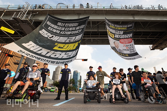 장애인 활동가들이 개인 맞춤형 3대 정책인 활동지원서비스, 장애인연금, 주간활동서비스 예산 쟁취와 종합조사표 모의평가 시행 촉구를 위한 그린라이트 투쟁을 9일 오후 5시 서울역 고가 다리 밑에서 펼쳤다. 사진 박승원