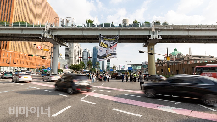 장애인 활동가들이 개인 맞춤형 3대 정책인 활동지원서비스, 장애인연금, 주간활동서비스 예산 쟁취와 종합조사표 모의평가 시행 촉구를 위한 그린라이트 투쟁을 9일 오후 5시 서울역 고가 다리 밑에서 펼쳤다. 사진 박승원