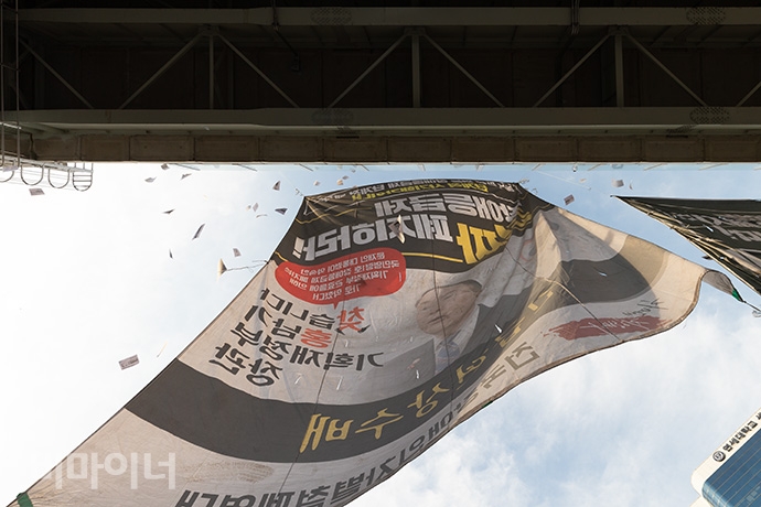 장애인 활동가들은 서울역 앞 교차로를 점거한 뒤 서울로 7017에서 대형 현수막을 펼치고 선전물을 뿌렸다. 사진 박승원