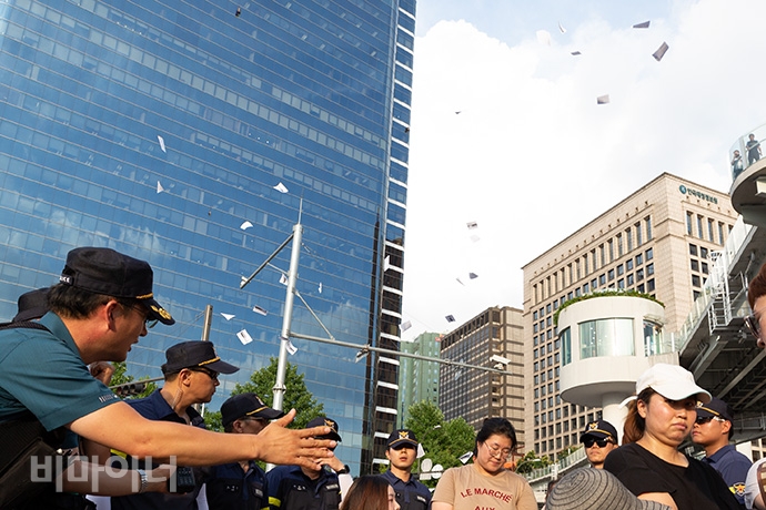 서울로7017에서 활동가들이 뿌린 선전물이 휘날리고 있다. 사진 박승원