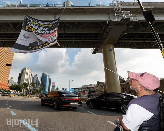 김명학 노들장애인야학 활동가가 대형현수막 끈을 붙잡고 있다. 사진 박승원