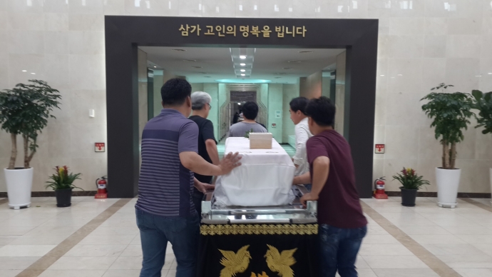 친구의 장례를 6개월 동안 기다린 친구들