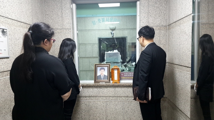 10년 동안 가족처럼 돌봤던 분의 무연고 장례에 참석한 지인들