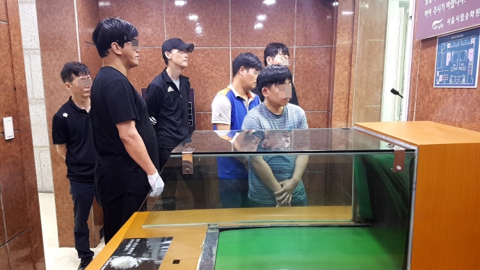 불의의 사고로 사망한 지인의 무연고 장례에 참석한 동료들