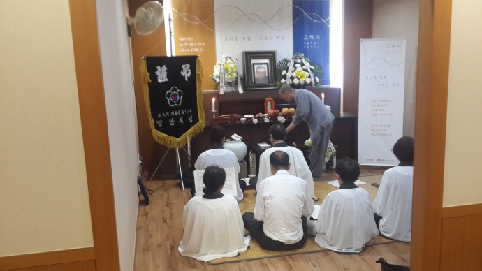 종교단체 봉사자들이 서울의료원 장례식장에서 서울시 공영장례 ‘그리다’에 참석해 추모하는 모습