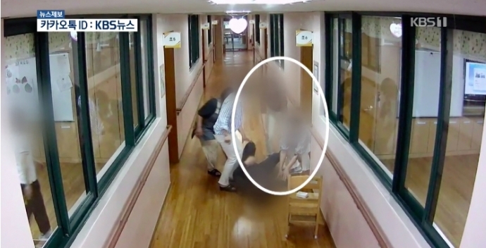 당시 KBS뉴스가 공개한 교남학교 폭행 CCTV장면. KBS뉴스 화면 갈무리.