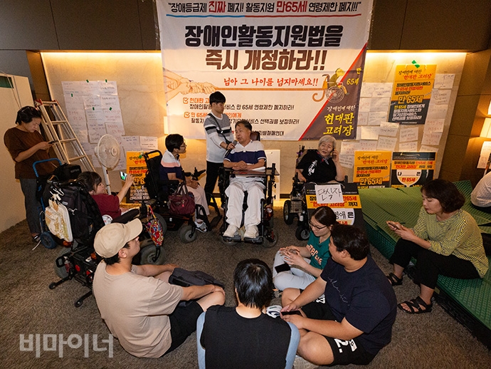 기자회견을 마친 송용헌(만 65세) 씨와 박명애 전장연 공동대표(만 64세)는 1일 단식 릴레이에 들어갔다. 그 곁에는 단식농성을 지지하는 장애인 활동가들이 함께했다. 사진 박승원