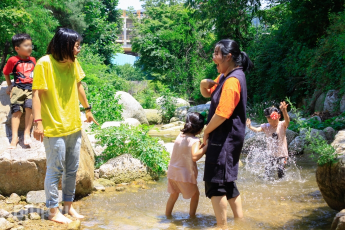 즐겁게 물놀이를 하는 모습. 수빈이는 물놀이 하는 모습을 물끄러미 쳐다보고 있다. 사진 허현덕