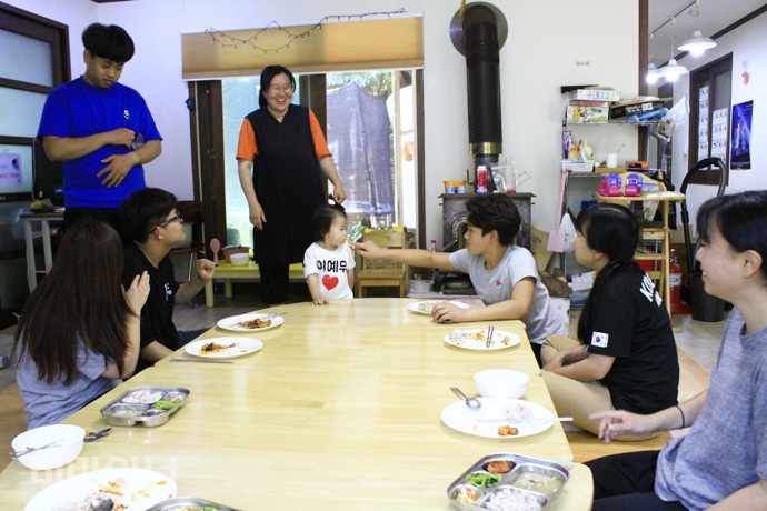 함께 점심식사를 하고 있는 소보사 사람들의 모습. 사진 허현덕 함께 점심식사를 하고 있는 소보사 사람들의 모습. 사진 허현덕
