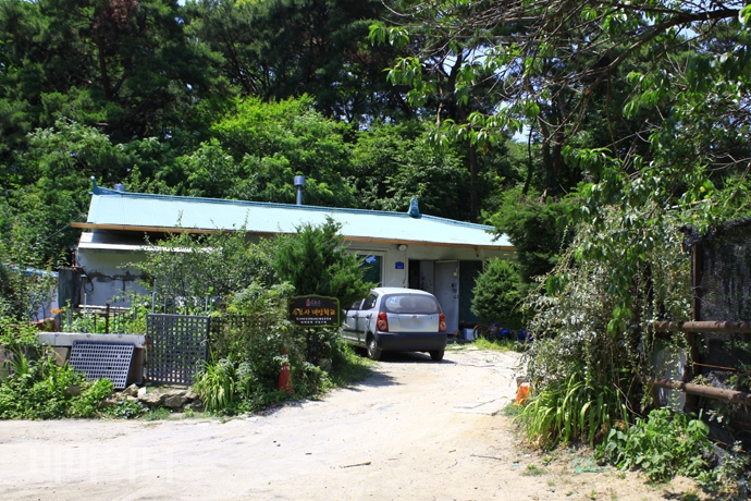 북한산 속에 자리잡고 있는 소보사 학교의 모습. 사진 허현덕 북한산 속에 자리잡고 있는 소보사 학교의 모습. 사진 허현덕