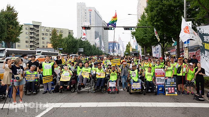 전국장애인차별철폐연대가 21일 오후 서울 서대문구 사회보장위원회 앞에서 장애등급제 ‘진짜’ 폐지를 위한 1박 2일 전국 집중결의대회를 열었다. 사진 박승원