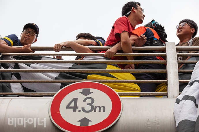 결의대회를 마친 전장연은 오후 4시 더불어민주당 당사가 있는 여의도 방향으로 행진을 했다. 가는 도중 충정로 사거리 육교에서 장애계 요구안이 담긴 대형 현수막을 내 거는 과정에서 경찰과 마찰을 빚기도 했다. 사진 박승원