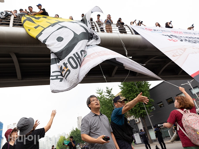 결의대회를 마친 전장연은 오후 4시 더불어민주당 당사가 있는 여의도 방향으로 행진을 했다. 가는 도중 충정로 사거리 육교에서 장애계 요구안이 담긴 대형 현수막을 내 거는 과정에서 경찰과 마찰을 빚기도 했다. 사진 박승원 결의대회를 마친 전장연은 오후 4시 더불어민주당 당사가 있는 여의도 방향으로 행진을 했다. 가는 도중 충정로 사거리 육교에서 장애계 요구안이 담긴 대형 현수막을 내 거는 과정에서 경찰과 마찰을 빚기도 했다. 사진 박승원