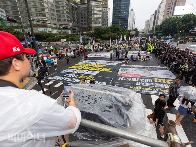 이들은 공덕오거리에 도착해 대형현수막을 다시 펼치며 시민들에게 장애인이 처한 현실을 알렸다. 사진 박승원