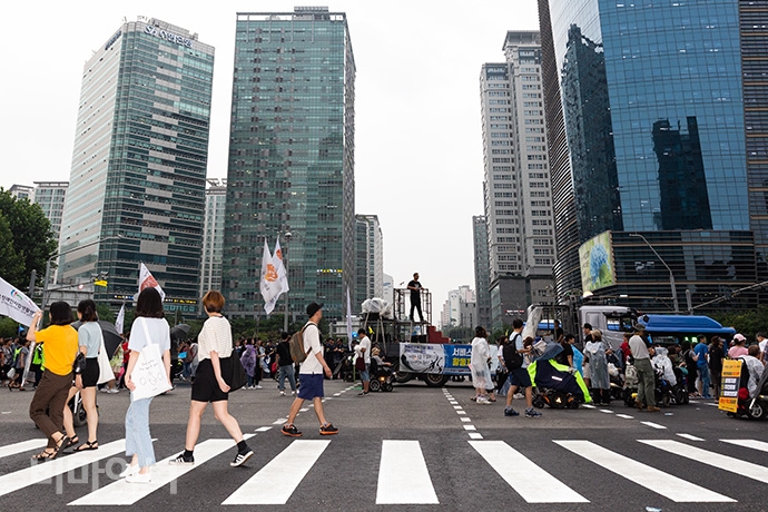 공덕오거리에서 다시 더불어민주당 당사가 있는 여의도 방향으로 행진하는 장애인 활동가들. 사진 박승원