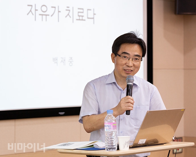 23일 여의도 이룸센터 이룸홀에서 열린 ‘제2회 정신장애인 당사자포럼’에서 발언하고 있는 백재중 녹색병원 내과의사. 사진 박승원 23일 여의도 이룸센터 이룸홀에서 열린 ‘제2회 정신장애인 당사자포럼’에서 발언하고 있는 백재중 녹색병원 내과의사. 사진 박승원