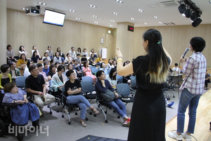이날 책에 대한 높은 관심도를 나타내듯, 독자 60여 명이 모여 함께 읽기에 동참했다. 사진 허현덕