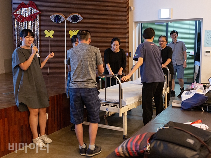 안티카 활동가들이 서울 매드프라이드 행진에 쓰일 병원 침대를 가져와 소개하고 있는 모습. 사진 강혜민