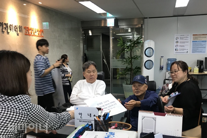 인권위에 진정인들이 진정서를 접수하고 있는 모습. 사진 허현덕