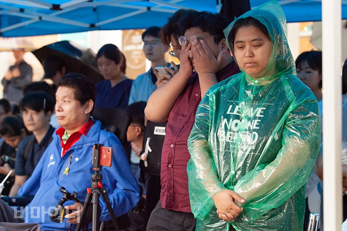비가 내리는 5일 사회보장위원에 장애인복지 희생자 합동 분향소가 차려졌다. 우비를 입은 한 활동가가 깊은 생각에 잠겨 있는 듯 보인다. 사진 박승원