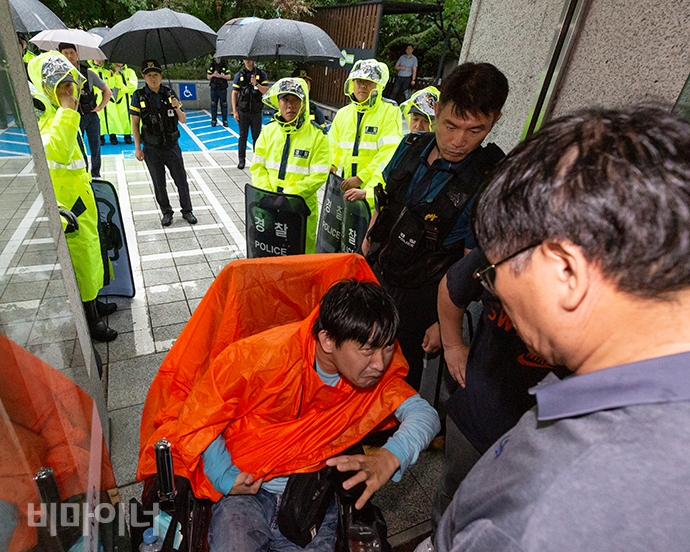 장애인 활동가들은 사회보장위원회 1층 로비에 들어가 분향소를 차리려고 했으나 관리인과 경찰에게 저지당해 바깥에서 추모제를 진행할 수밖에 없었다. 사진 박승원