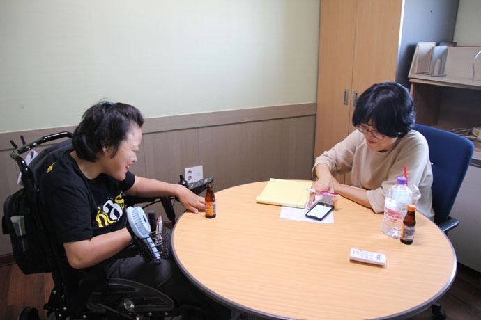 박영순 씨와 기록자 송효정 씨. 사진 제공 대구사람장애인자립생활센터