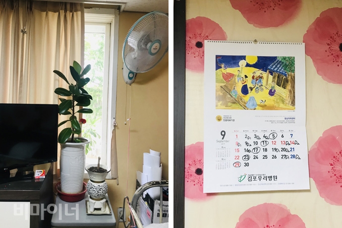 김영수(가명) 씨가 거주하는 방의 모습. (왼쪽) 침대와 텔레비전, 선풍기 등의 소형가전이 있다. 한 뼘 정도 창문이 열려 있다. (오른쪽) 벽에 걸린 달력에는 담당 직원의 스케줄이 빼곡하게 적혀 있다. 사진 허현덕
