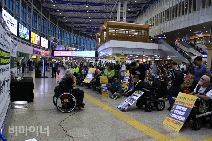 전국장애인차별철폐연대는 10일 오후 5시, 서울역 대합실에서 ‘허울뿐인 장애인복지 희생자 합동분향소 설치 및 추석연휴 농성투쟁’ 기자회견을 열었다. 사진 허현덕