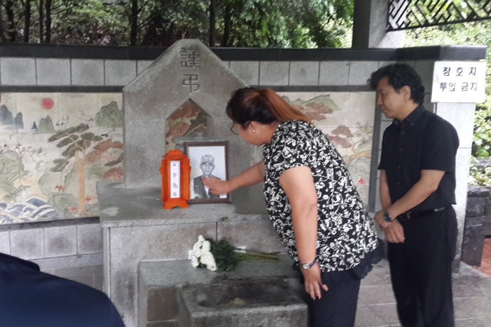 생전에 딸처럼 잘 돌봐주었던 여성분이 ‘아버지’라고 불렀던 어르신의 무연고 장례에서 작별인사를 하고 있습니다. 생전에 딸처럼 잘 돌봐주었던 여성분이 ‘아버지’라고 불렀던 어르신의 무연고 장례에서 작별인사를 하고 있습니다.