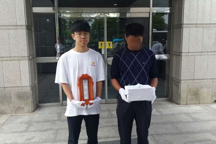 40년 만에 만난 어머니의 무연고 사망자 장례식에서 눈물을 흘리고 있는 아들과 고등학생 자원봉사자. 40년 만에 만난 어머니의 무연고 사망자 장례식에서 눈물을 흘리고 있는 아들과 고등학생 자원봉사자.