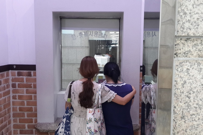 부모님의 이혼으로 헤어졌던 아버지를 무연고 사망자로 보낸 딸이 시립승화원 화장로 앞에서 오열하고 있습니다. 부모님의 이혼으로 헤어졌던 아버지를 무연고 사망자로 보낸 딸이 시립승화원 화장로 앞에서 오열하고 있습니다.