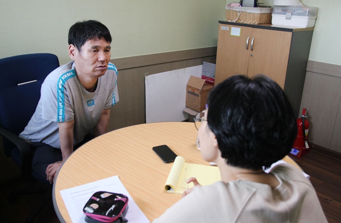 구술자 박태식 씨와 기록자 송효정 씨의 뒷모습. 사진 제공 대구사람장애인자립생활센터 구술자 박태식 씨와 기록자 송효정 씨의 뒷모습. 사진 제공 대구사람장애인자립생활센터