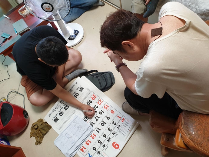 활동가 석요한 씨와 이용자 임형욱 씨가 동료지원활동으로 같이 계획한 활동 내용을 달력에 적고 있다. 사진 고운누리 활동가 석요한 씨와 이용자 임형욱 씨가 동료지원활동으로 같이 계획한 활동 내용을 달력에 적고 있다. 사진 고운누리