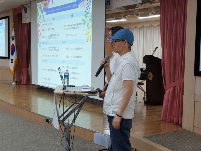 지난 8월 28일, 고운누리가 주최한 동료지원활동 워크샵에서 원제시 씨가 발표하고 있다. 사진 고운누리 지난 8월 28일, 고운누리가 주최한 동료지원활동 워크샵에서 원제시 씨가 발표하고 있다. 사진 고운누리