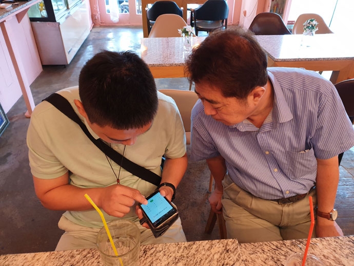 활동가 석요한 씨와 이용자 임형욱 씨가 동료지원활동으로 카페 가서 이야기하며 연락처를 공유하고 있다. 사진 고운누리 활동가 석요한 씨와 이용자 임형욱 씨가 동료지원활동으로 카페 가서 이야기하며 연락처를 공유하고 있다. 사진 고운누리